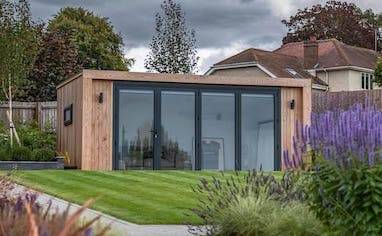 Annexe de maison moderne en bois attenante à une maison design