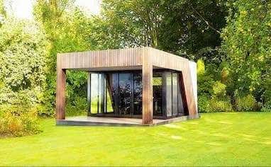Bureau de jardin moderne isolé et lumineux en bois