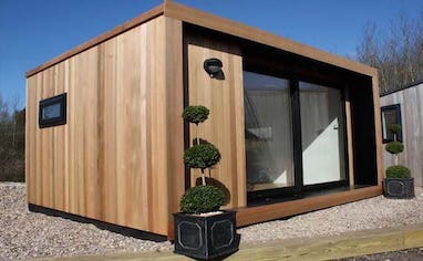 Bureau extérieur isolé et design installé au fond d’un jardin