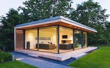 Studio de jardin habitable moderne en bois avec grande baie vitrée