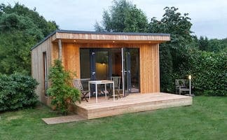 Studio en bois indépendant dans un jardin paysagé